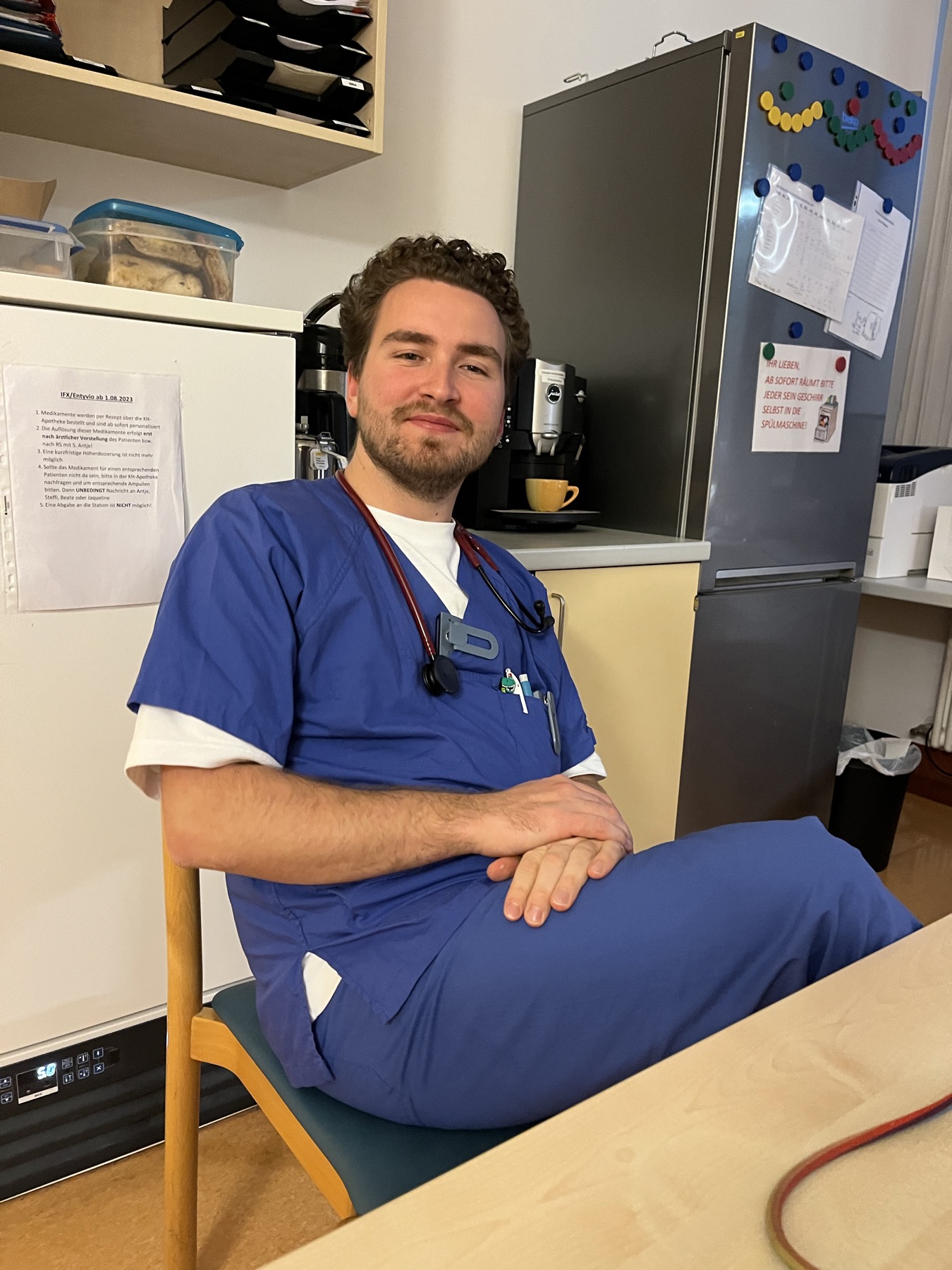 Adam Zibell, Mitbegründer von OpDoQ, in OP-Kleidung im Klinikalltag